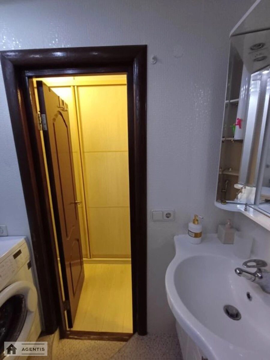 Apartment for rent. 1 room, 40 m², 8th floor/9 floors. Pavla Tychyny prosp., Kyiv. 