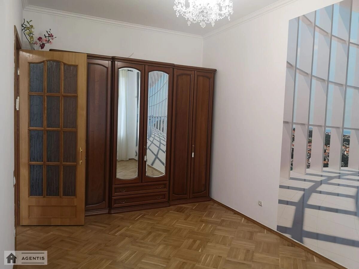 Сдам квартиру 2 комнаты, 70 m², 6 эт./6 этажей. 3, Банковая 3, Киев. 