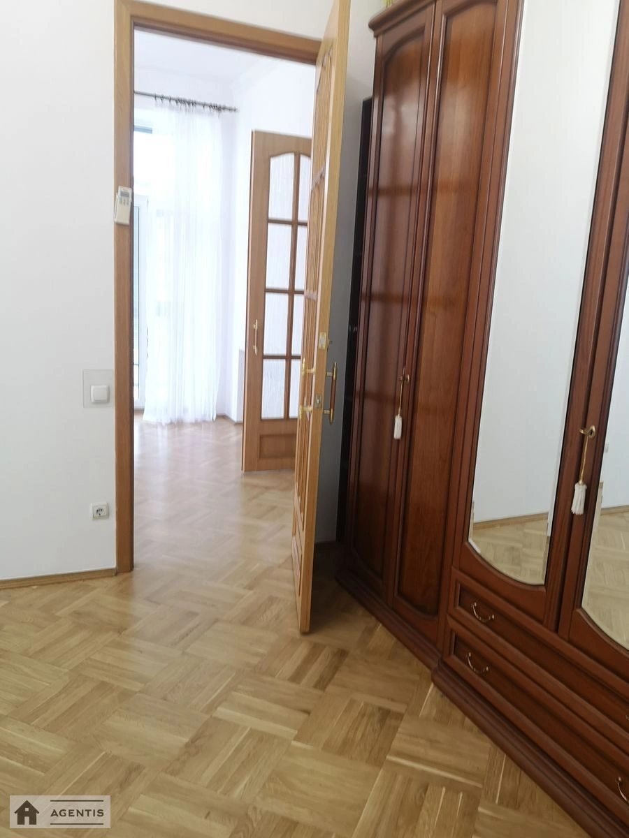 Сдам квартиру 2 комнаты, 70 m², 6 эт./6 этажей. 3, Банковая 3, Киев. 