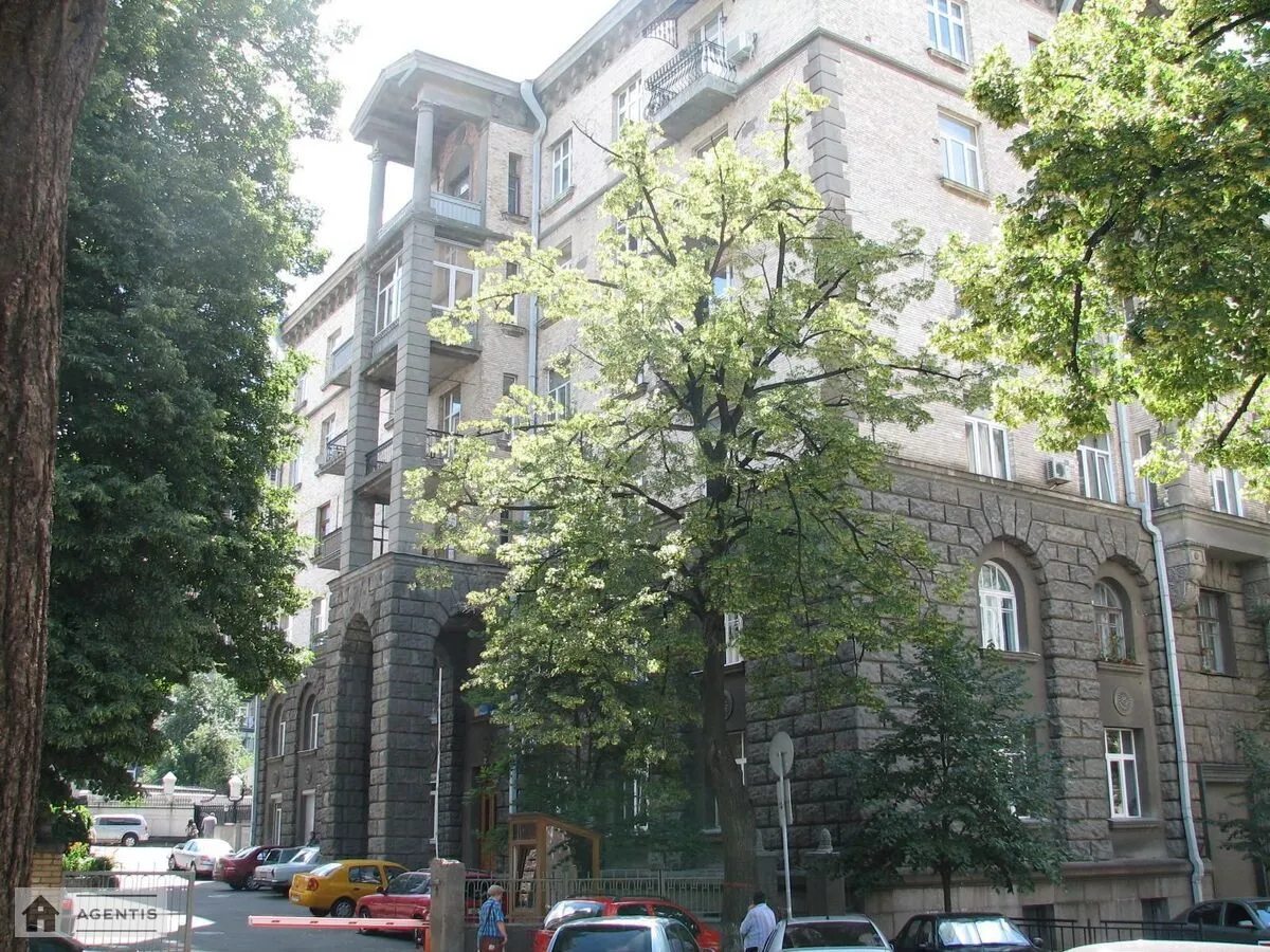 Сдам квартиру 2 комнаты, 70 m², 6 эт./6 этажей. 3, Банковая 3, Киев. 