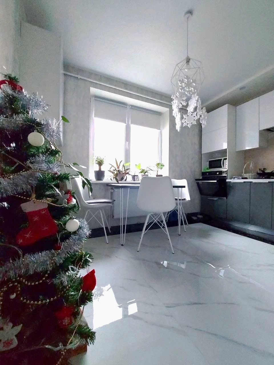 Apartments for sale. 2 rooms, 52 m², 1st floor/6 floors. Sicheslavska, Dnipro. 