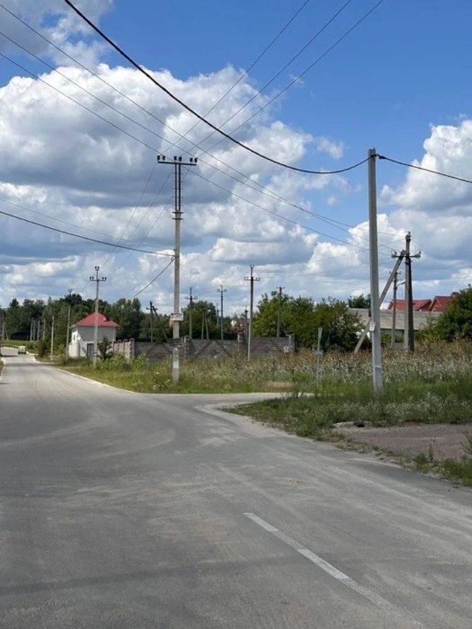 Земельна ділянка в центрі с. Іванковичі. 0,85 га