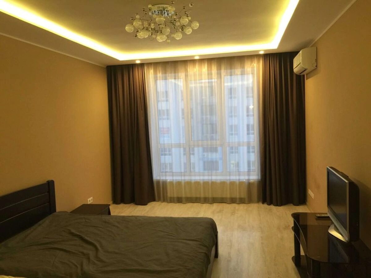 Продаж квартири. 1 room, 41 m², 8th floor/10 floors. 27, Святошинська , Вишневе. 