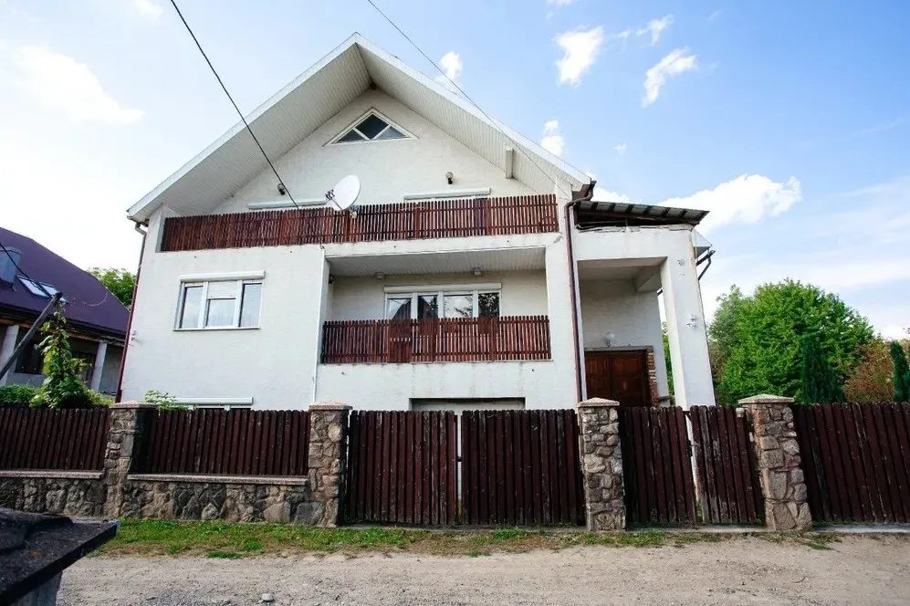 House for sale. 6 rooms, 240 m², 3 floors. Velykyy Bychkiv. 