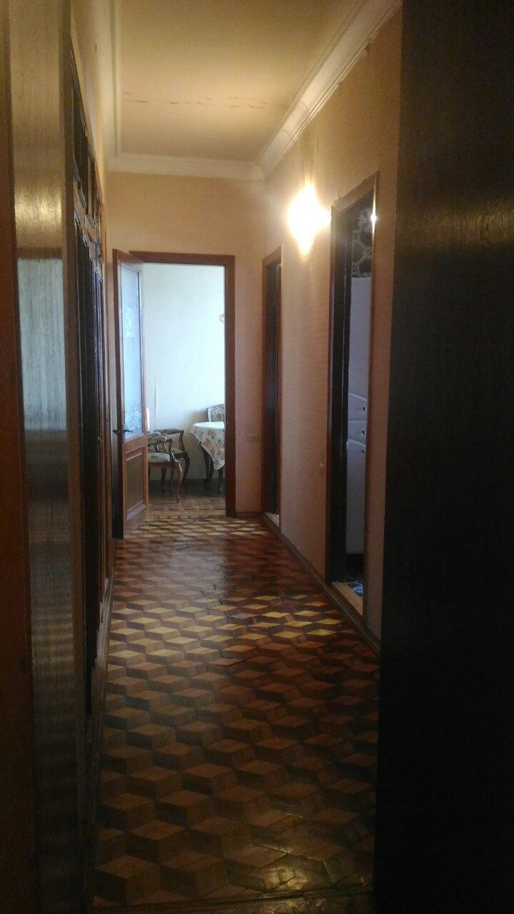 Apartments for sale. 4 rooms, 95 m², 3rd floor/4 floors. Bannyy prov., Odesa. 