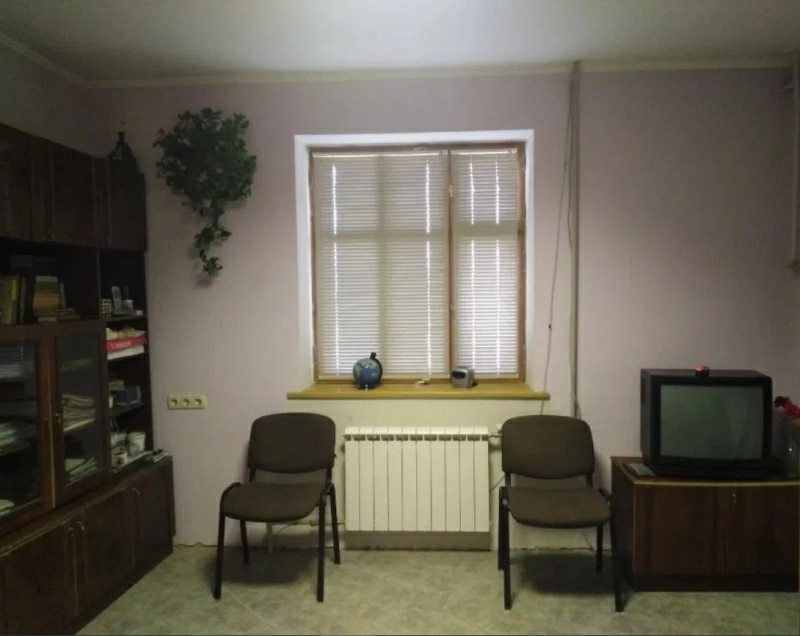 House for sale. 12 rooms, 282 m², 4 floors. 1, Hrazhdanskaya, Luhansk. 