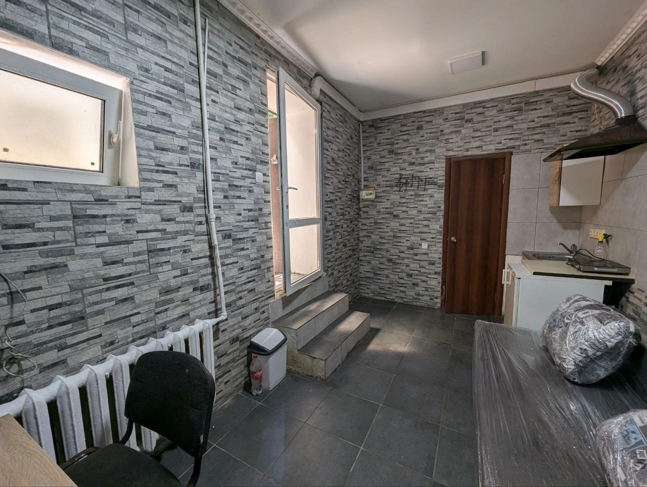 Selling a basement space on Seminarskaya Street