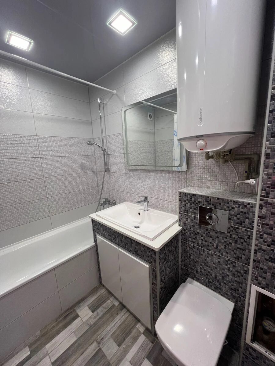 Apartments for sale 2 rooms, 62 m², 8th fl./14 floors. Фортечний (кіровський), Kropyvnytskyy. 