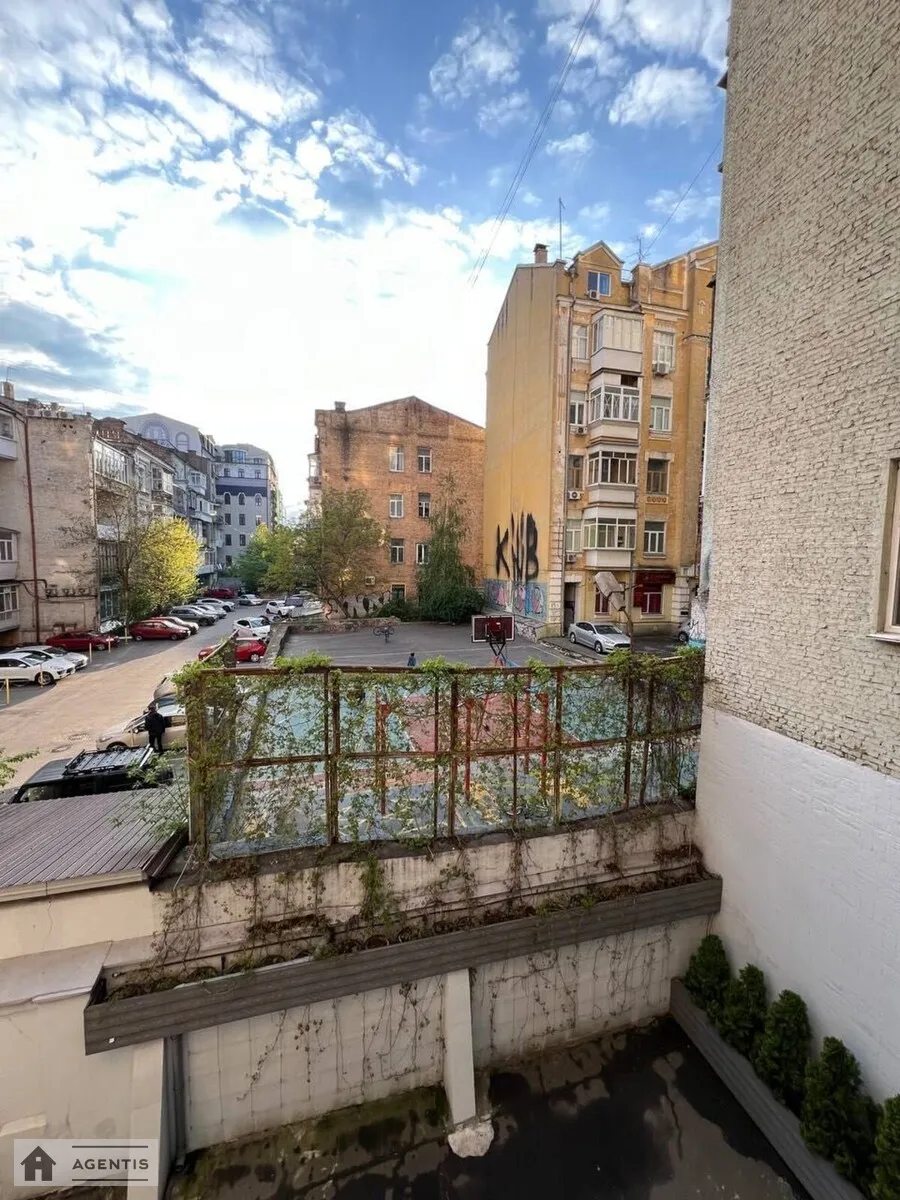 Сдам квартиру 2 комнаты, 75 m², 2 эт./5 этажей. Саксаганского, Киев. 