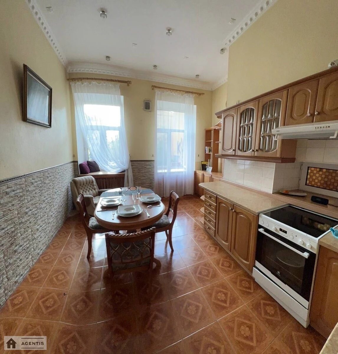 Apartment for rent 2 rooms, 75 m², 2nd fl./5 floors. Saksaganskogo, Kyiv. 