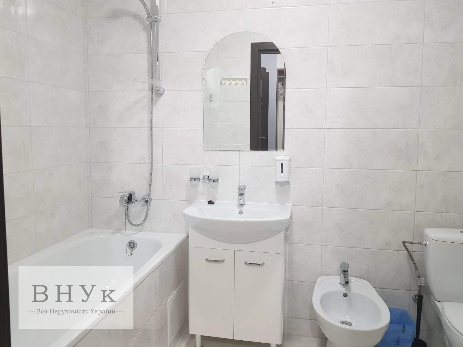 Apartments for sale 1 room, 43 m², 1st fl./8 floors. Krushelnytskoyi S. vul., Ternopil. 