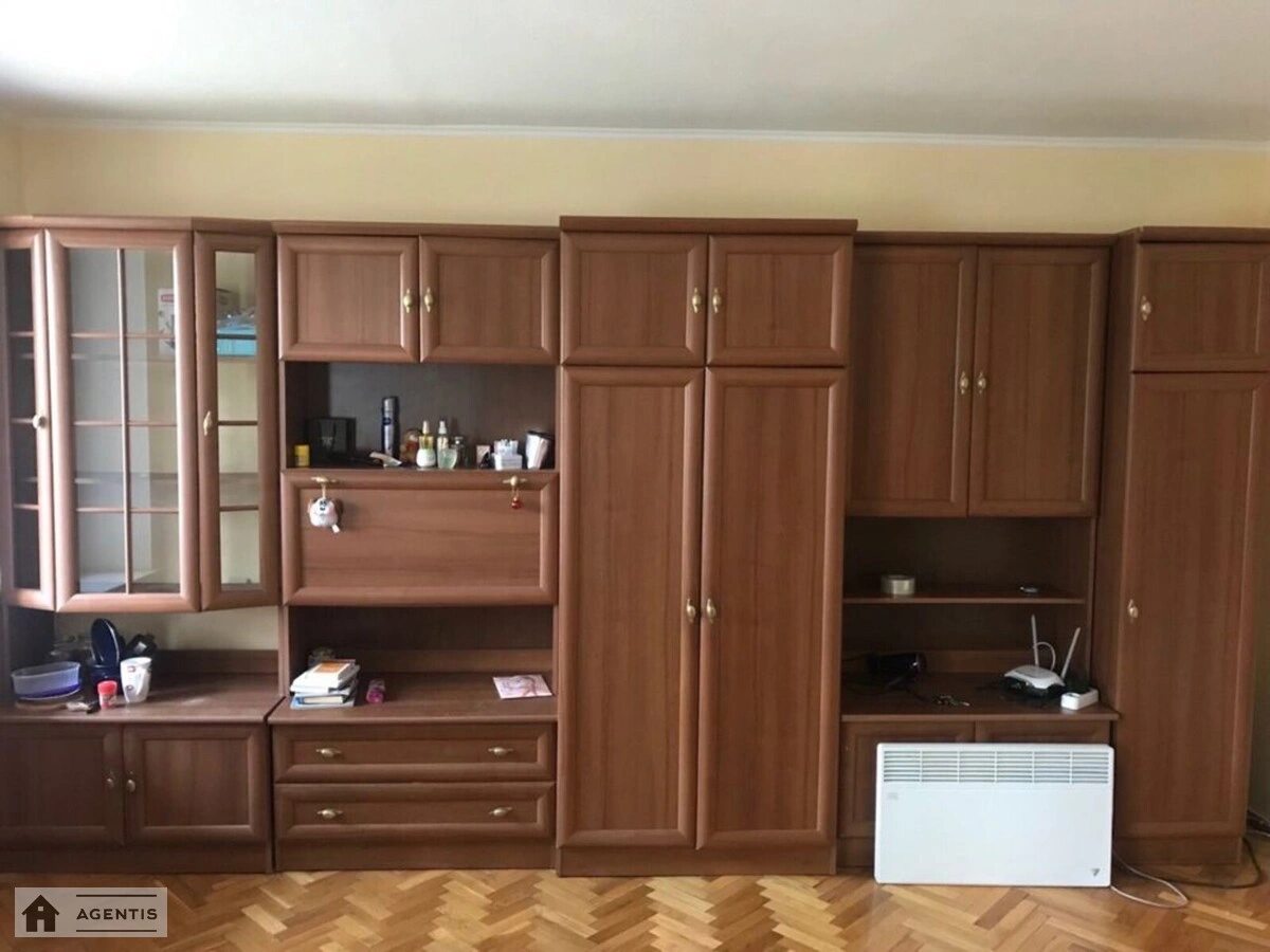 Apartment for rent 3 rooms, 90 m², 1st fl./9 floors. 2, Svyatoshynskiy 2, Kyiv. 