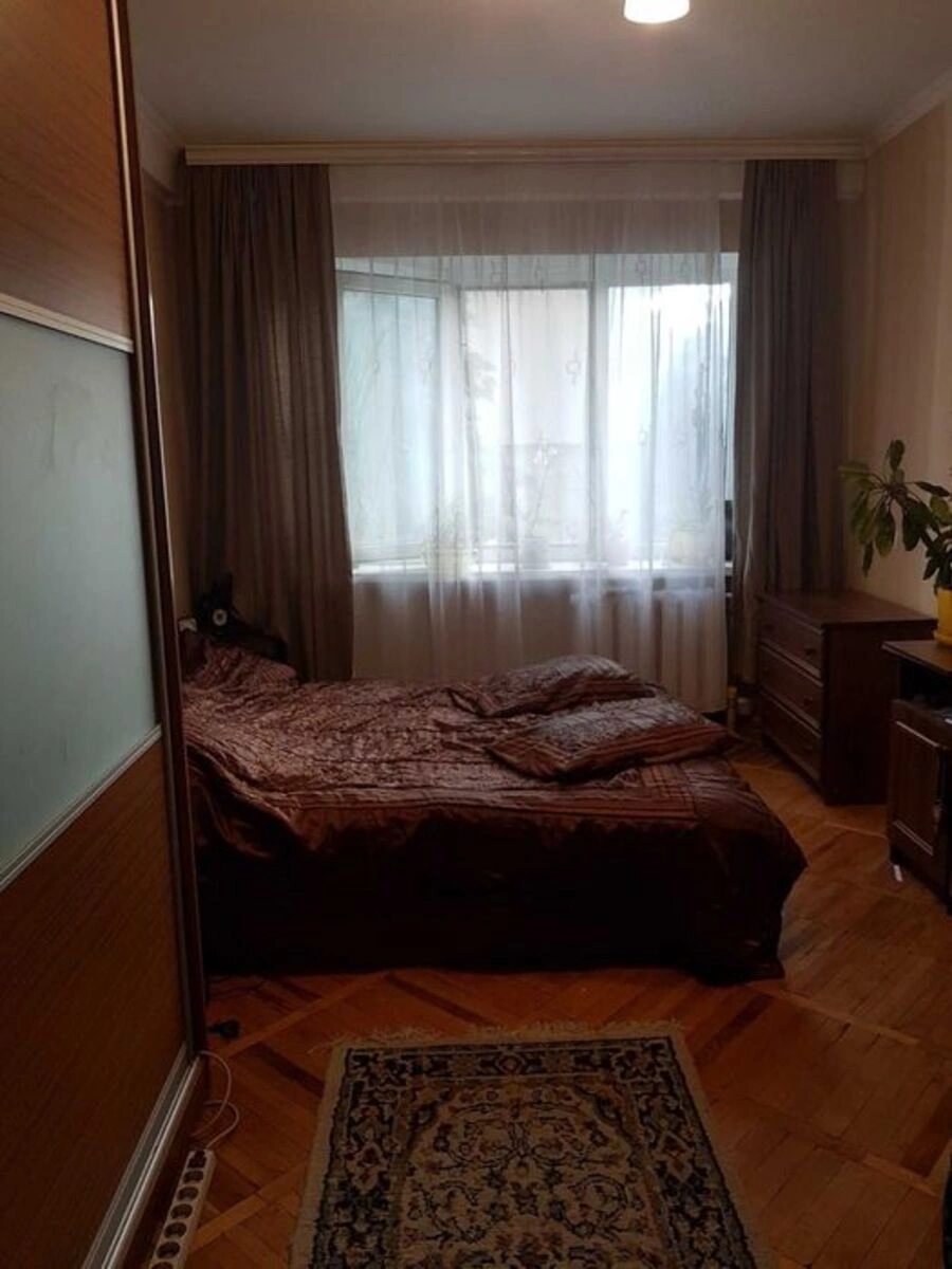 Apartment for rent 2 rooms, 46 m², 3rd fl./5 floors. Kyrylo-Mefodiyivska, Kyiv. 