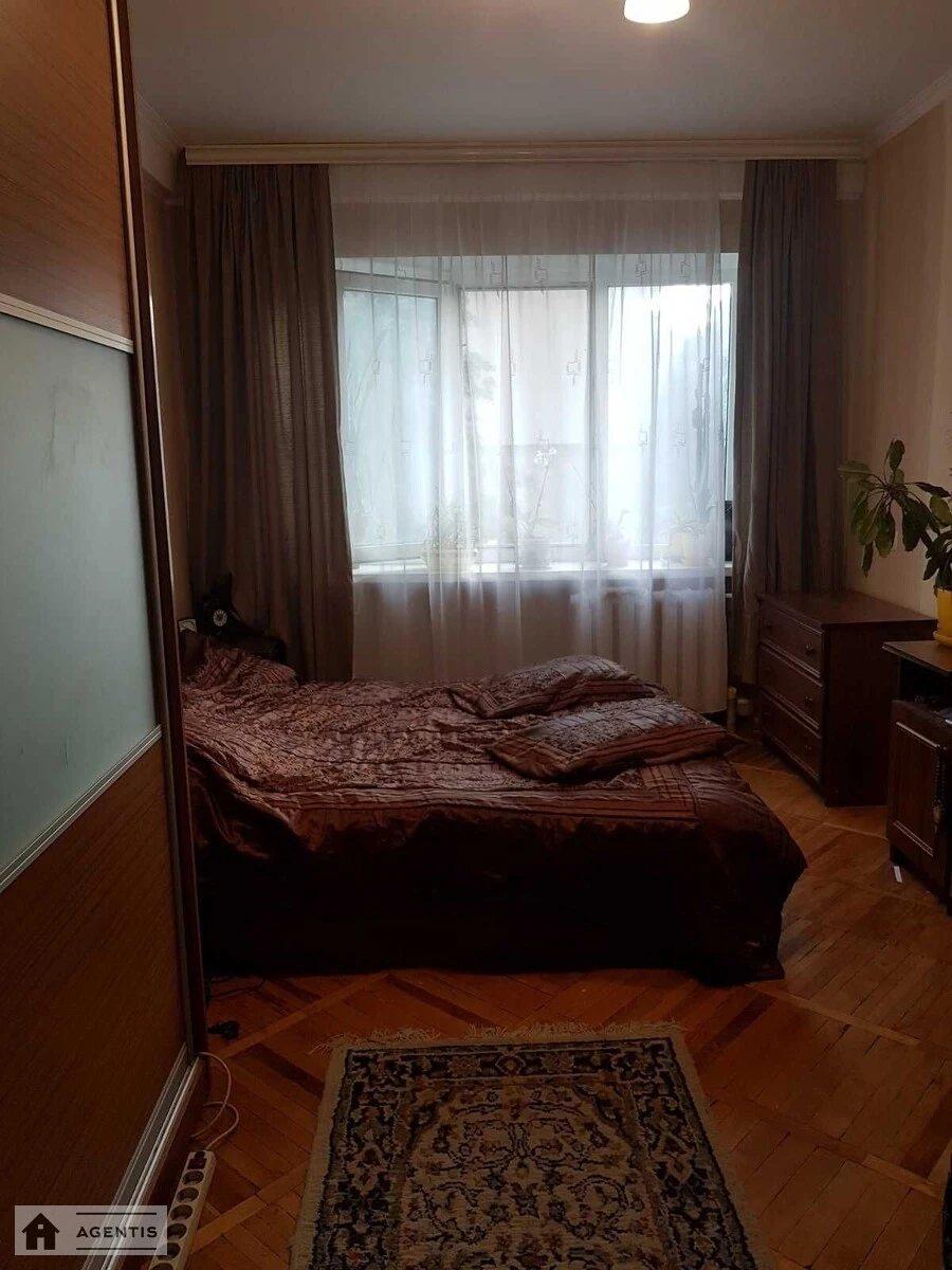 Apartment for rent 2 rooms, 46 m², 3rd fl./5 floors. Kyrylo-Mefodiyivska, Kyiv. 