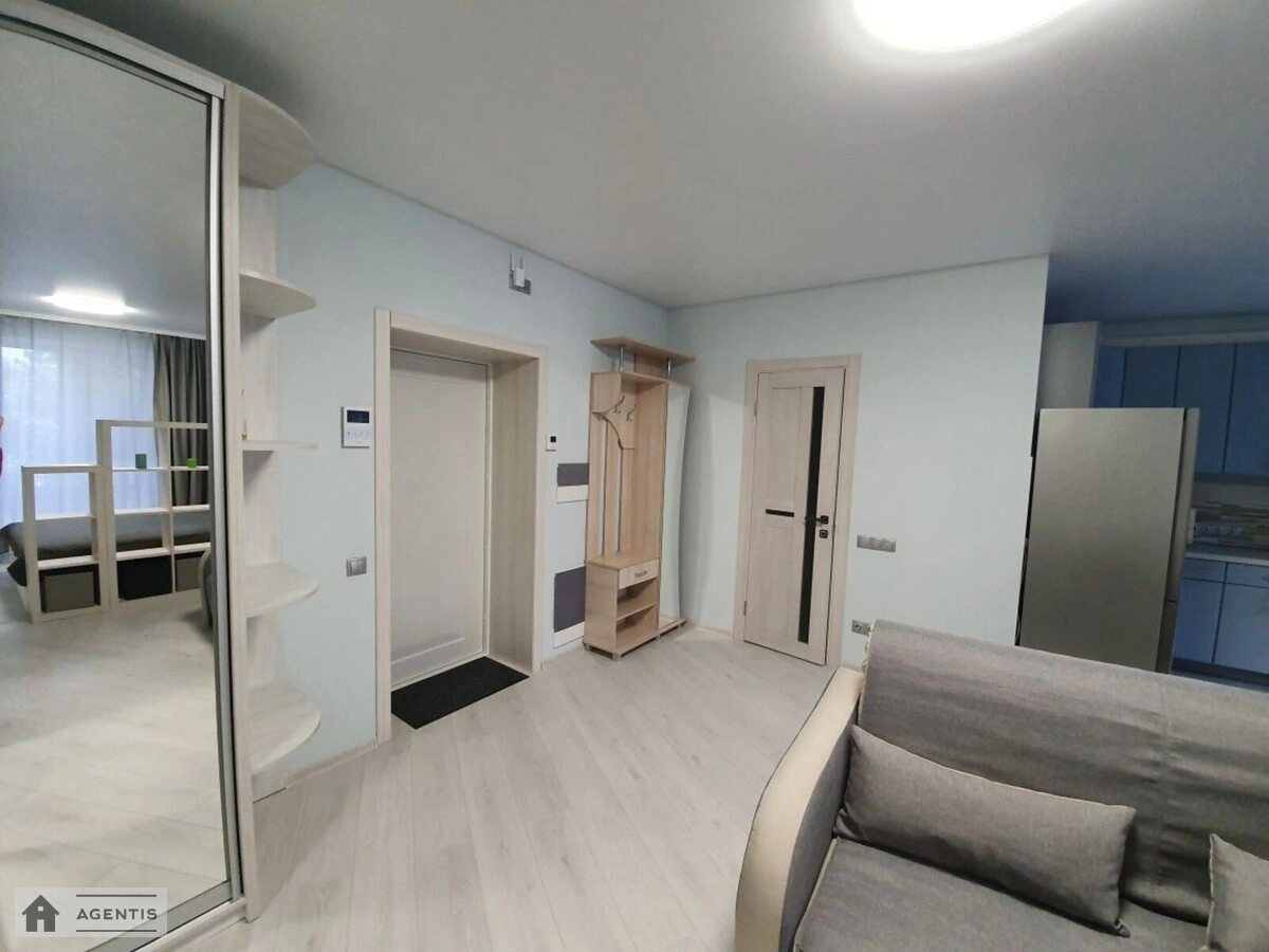 Здам квартиру 1 кімната, 45 m², 5 пов./10 поверхів. 34, Радистів 34, Київ. 