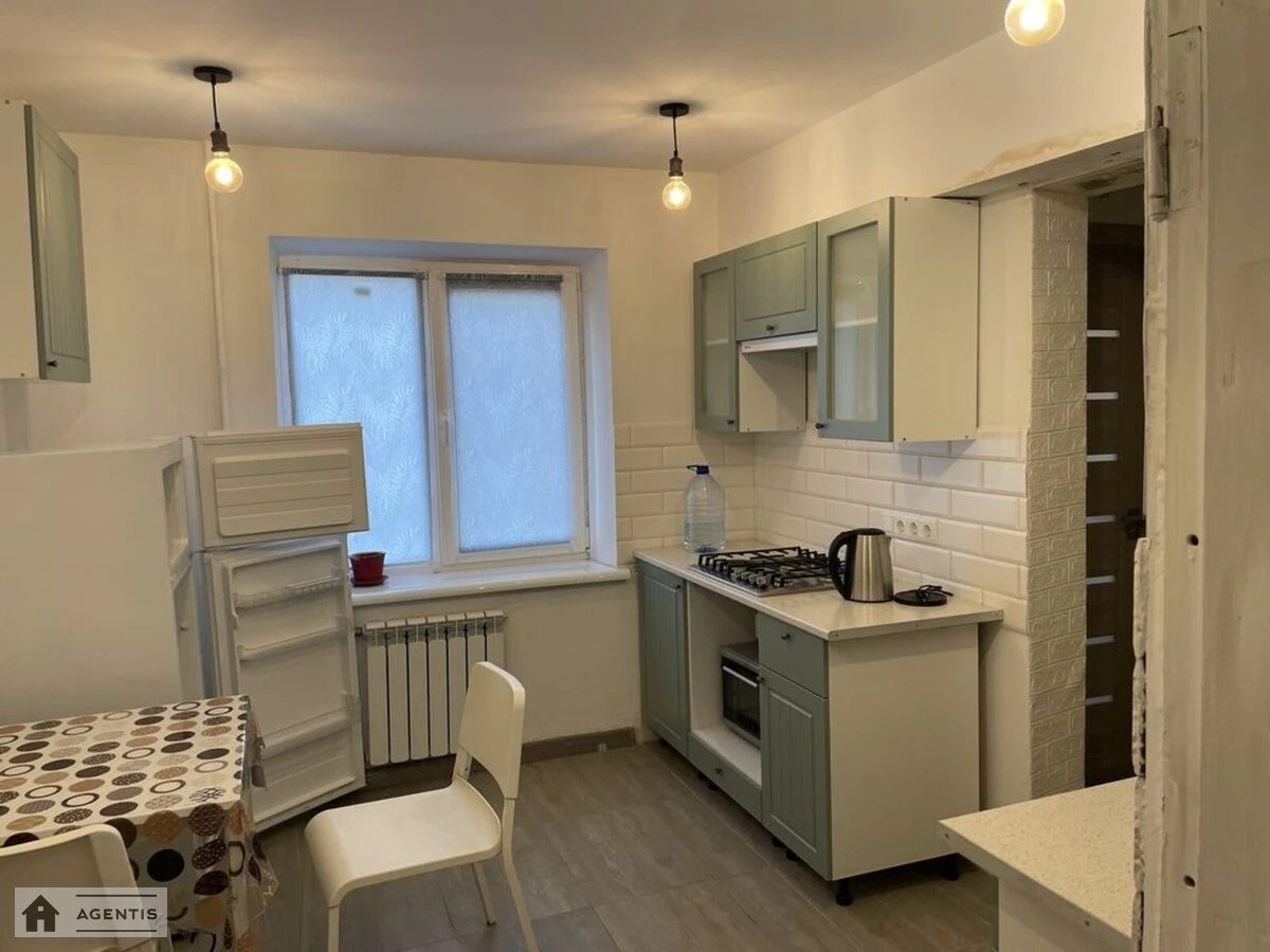 Apartment for rent 2 rooms, 33 m², 1st fl./9 floors. Obolonskyy rayon, Kyiv. 