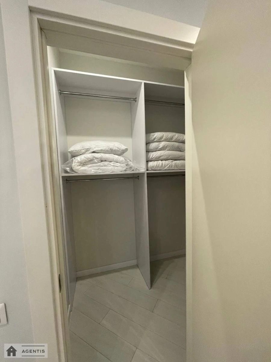 Сдам квартиру 3 комнаты, 128 m², 17 эт./24 этажа. 34, Євгена Коновальця вул. (Щорса), Киев. 