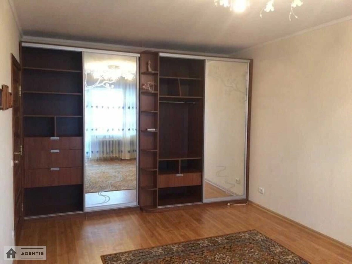 Apartment for rent 1 room, 42 m², 3rd fl./5 floors. 9, Tulchynska 9, Kyiv. 