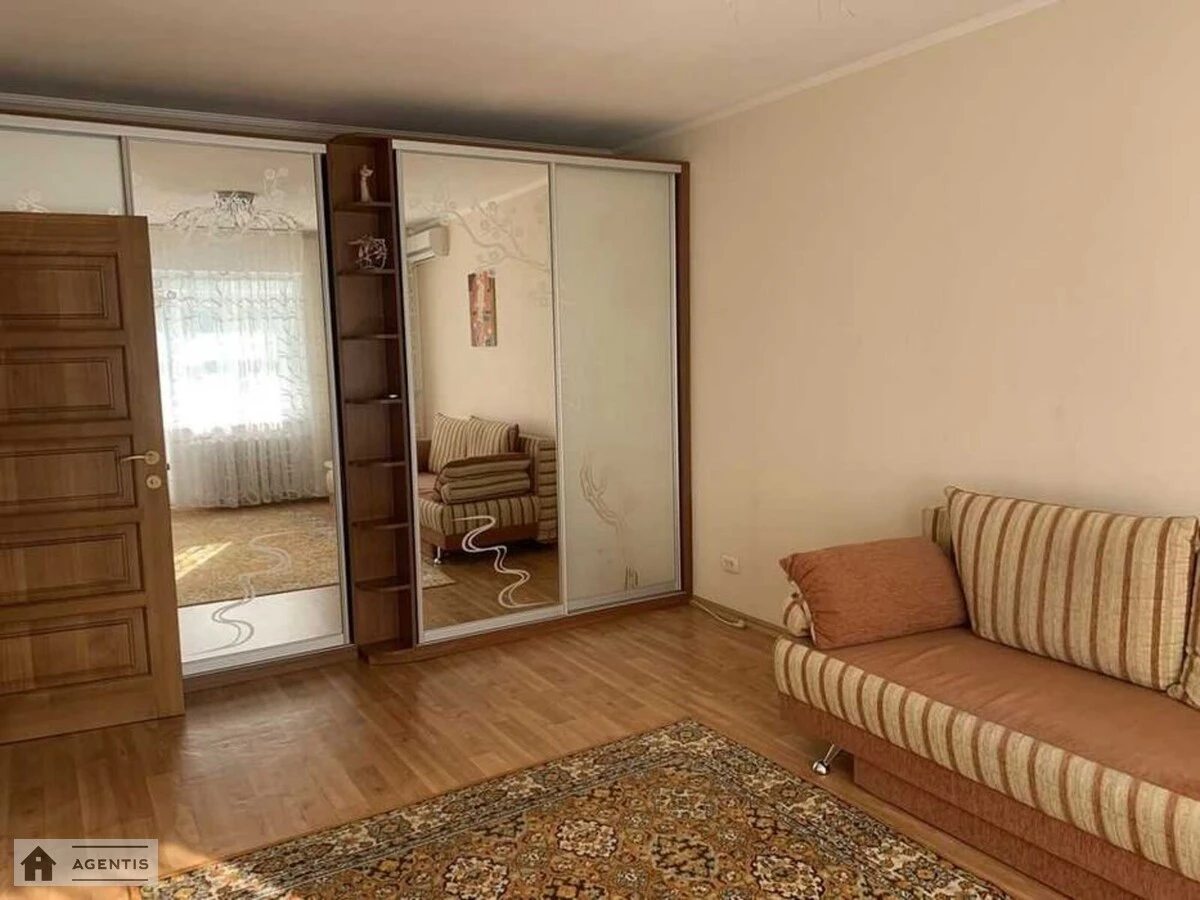 Apartment for rent 1 room, 42 m², 3rd fl./5 floors. 9, Tulchynska 9, Kyiv. 