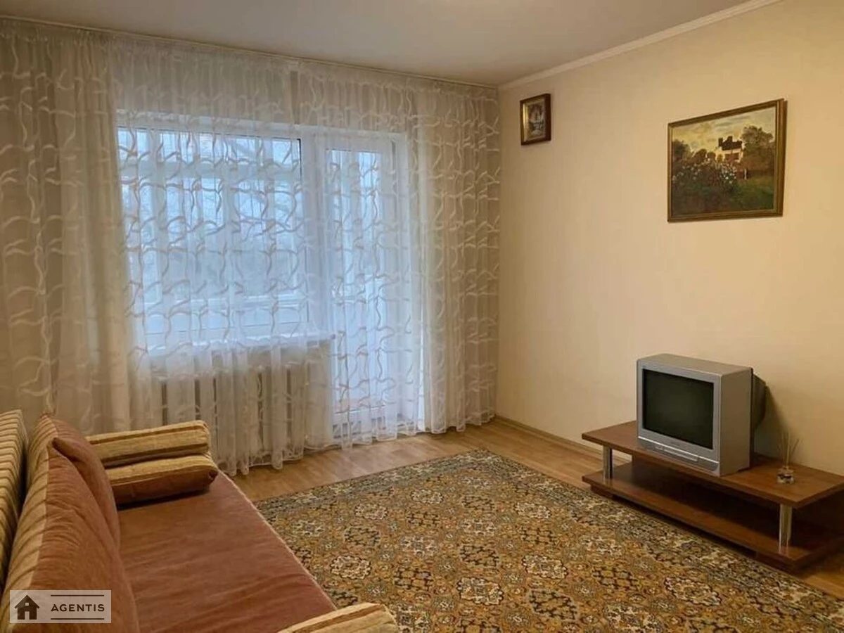 Здам квартиру 1 кімната, 42 m², 3 пов./5 поверхів. 9, Тульчинська 9, Київ. 