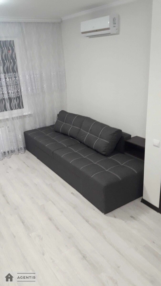 Apartment for rent 1 room, 38 m², 5th fl./7 floors. 75, Stecenka 75, Kyiv. 