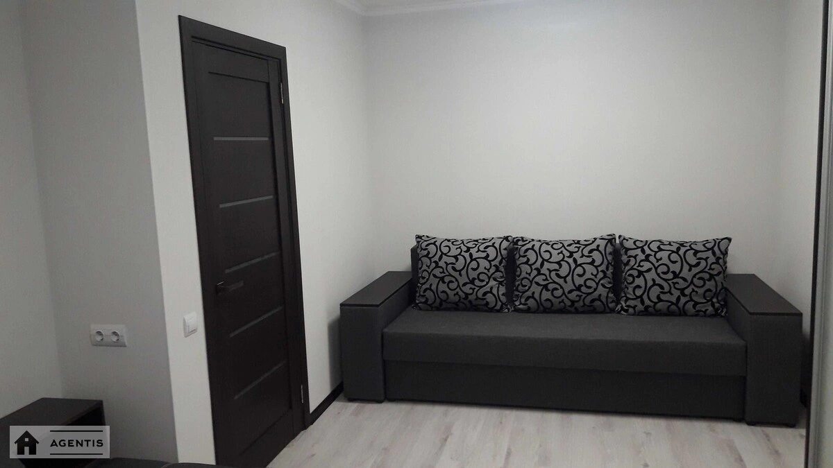 Apartment for rent 1 room, 38 m², 5th fl./7 floors. 75, Stecenka 75, Kyiv. 