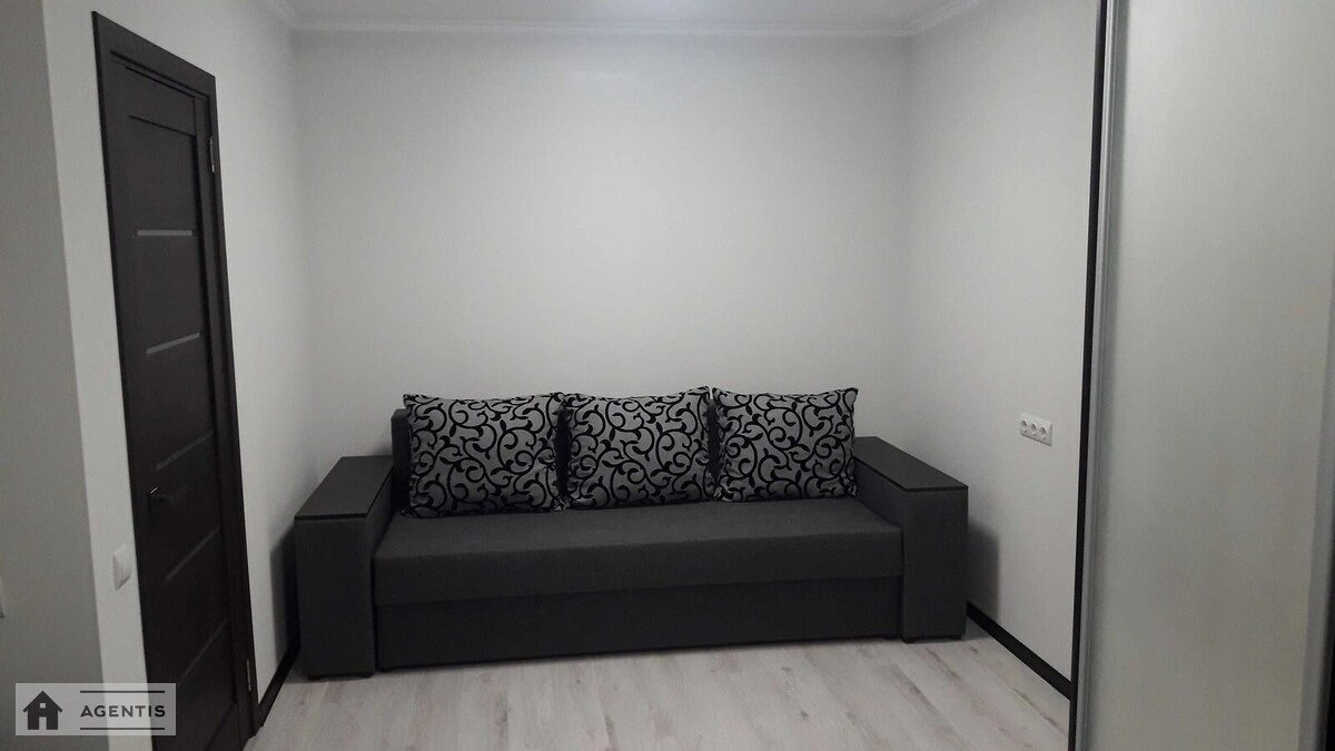 Apartment for rent 1 room, 38 m², 5th fl./7 floors. 75, Stecenka 75, Kyiv. 