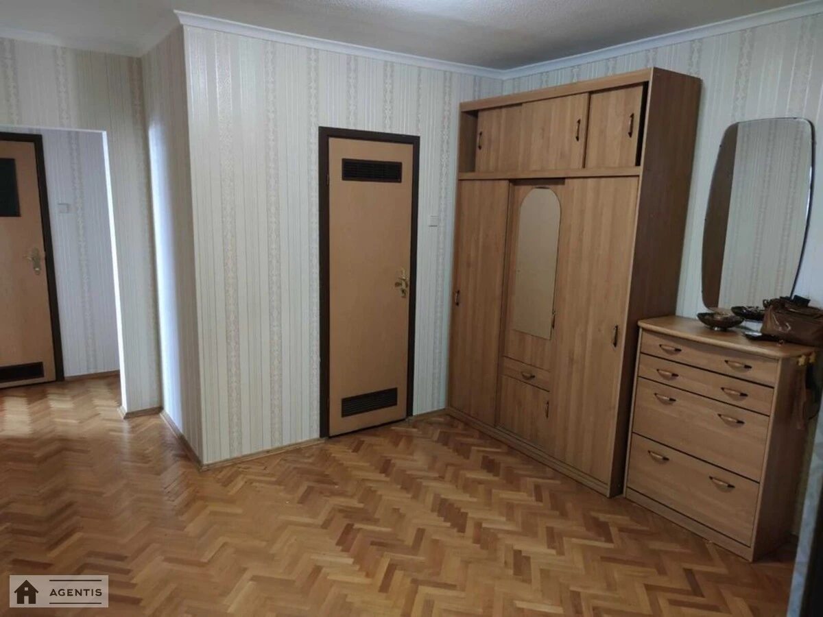 Сдам квартиру 3 комнаты, 80 m², 2 эт./10 этажей. 9, Кадетский Гай 9, Киев. 