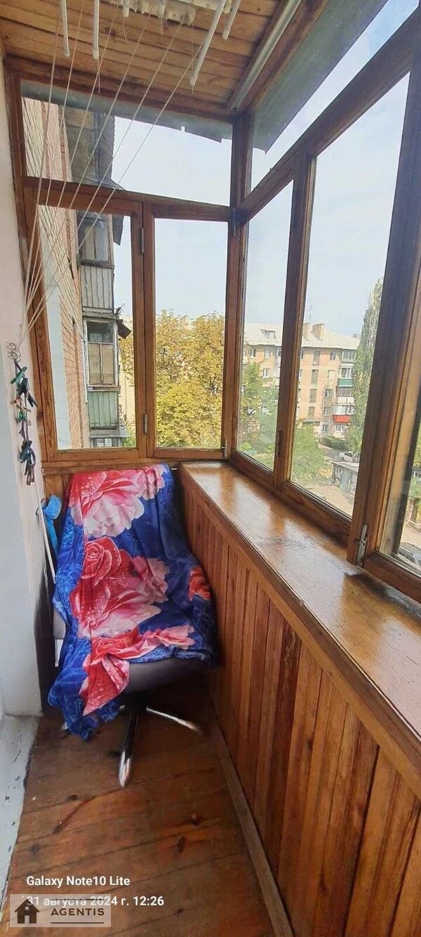 Apartment for rent 2 rooms, 44 m², 4th fl./5 floors. Vifleyemska vul., Kyiv. 