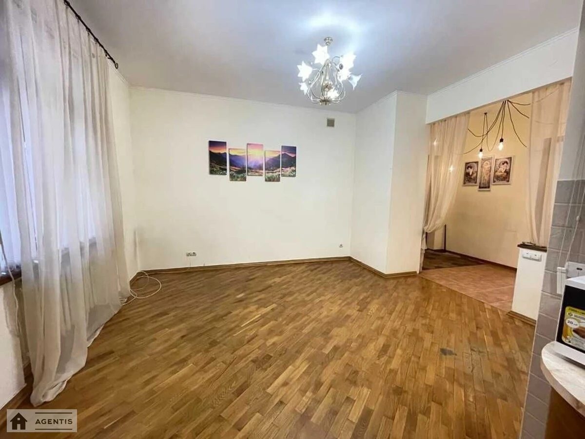 Сдам квартиру 3 комнаты, 71 m², 1 эт./5 этажей. 3, Панаса Мирного вул., Киев. 