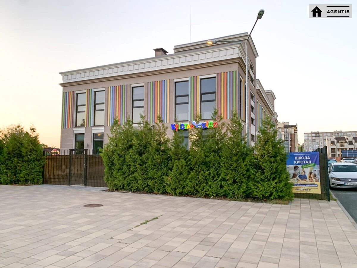 Сдам квартиру 2 комнаты, 65 m², 2 эт./5 этажей. 56, Метрологическая 56, Киев. 