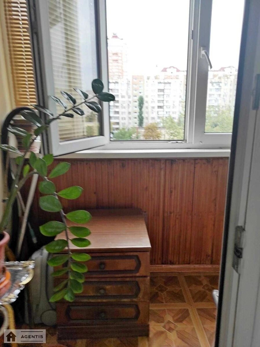 Apartment for rent 1 room, 50 m², 5th fl./9 floors. 27, Obolonskiy 27, Kyiv. 