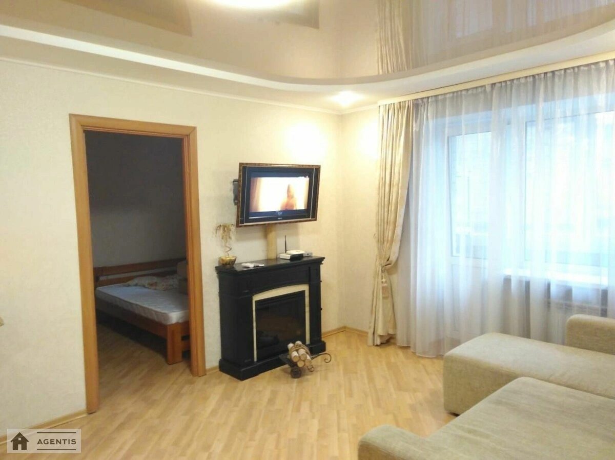 Apartment for rent 2 rooms, 42 m², 2nd fl./5 floors. 6, Mykoly Mikhnovskoho bulv. Druzhby Narodiv, Kyiv. 