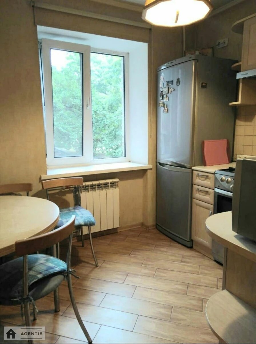 Сдам квартиру 2 комнаты, 42 m², 2 эт./5 этажей. 6, Миколи Міхновського бульв. (Дружби Народів), Киев. 