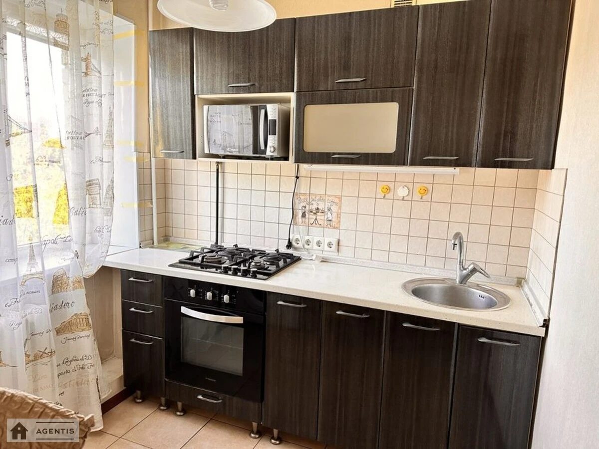 Apartment for rent 1 room, 33 m², 4th fl./5 floors. Grodnenska, Kyiv. 