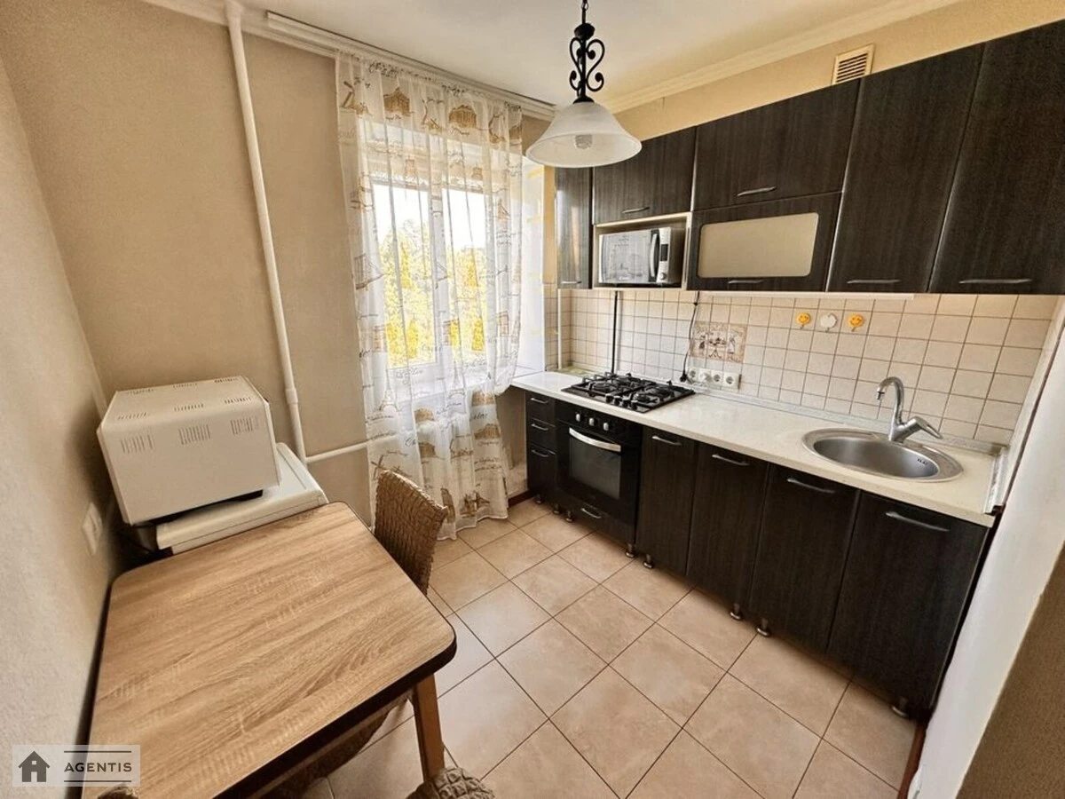 Apartment for rent 1 room, 33 m², 4th fl./5 floors. Grodnenska, Kyiv. 