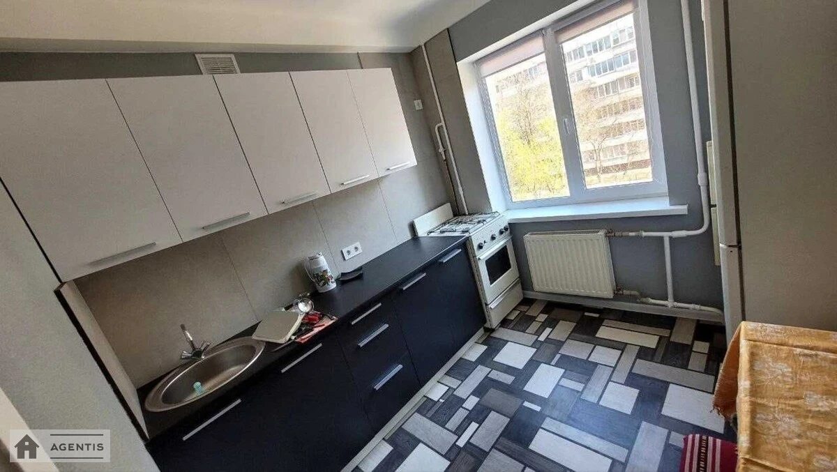 Сдам квартиру 2 комнаты, 47 m², 4 эт./9 этажей. 28, Академіка Булаховського вул., Киев. 