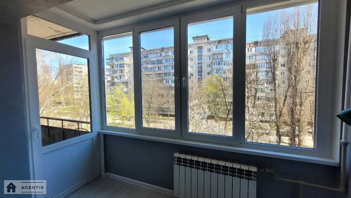 Apartment for rent 2 rooms, 47 m², 4th fl./9 floors. 28, Akademika Bulakhovskoho vul., Kyiv. 