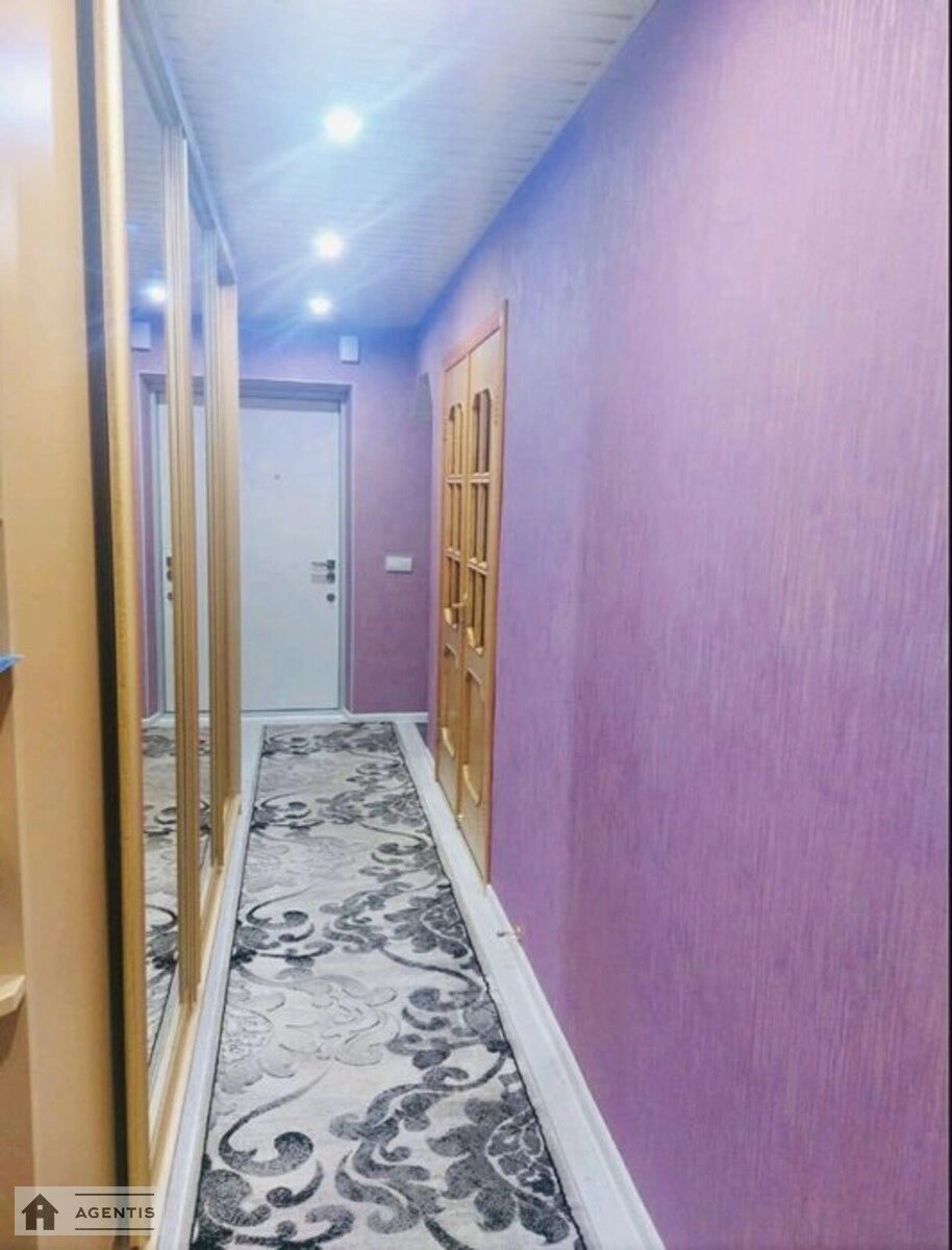 Сдам квартиру 3 комнаты, 69 m², 4 эт./9 этажей. 10, Доківська вул., Киев. 