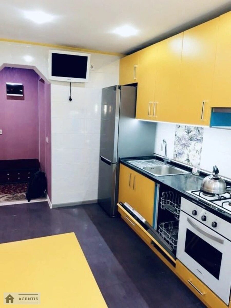 Сдам квартиру 3 комнаты, 69 m², 4 эт./9 этажей. 10, Доківська вул., Киев. 