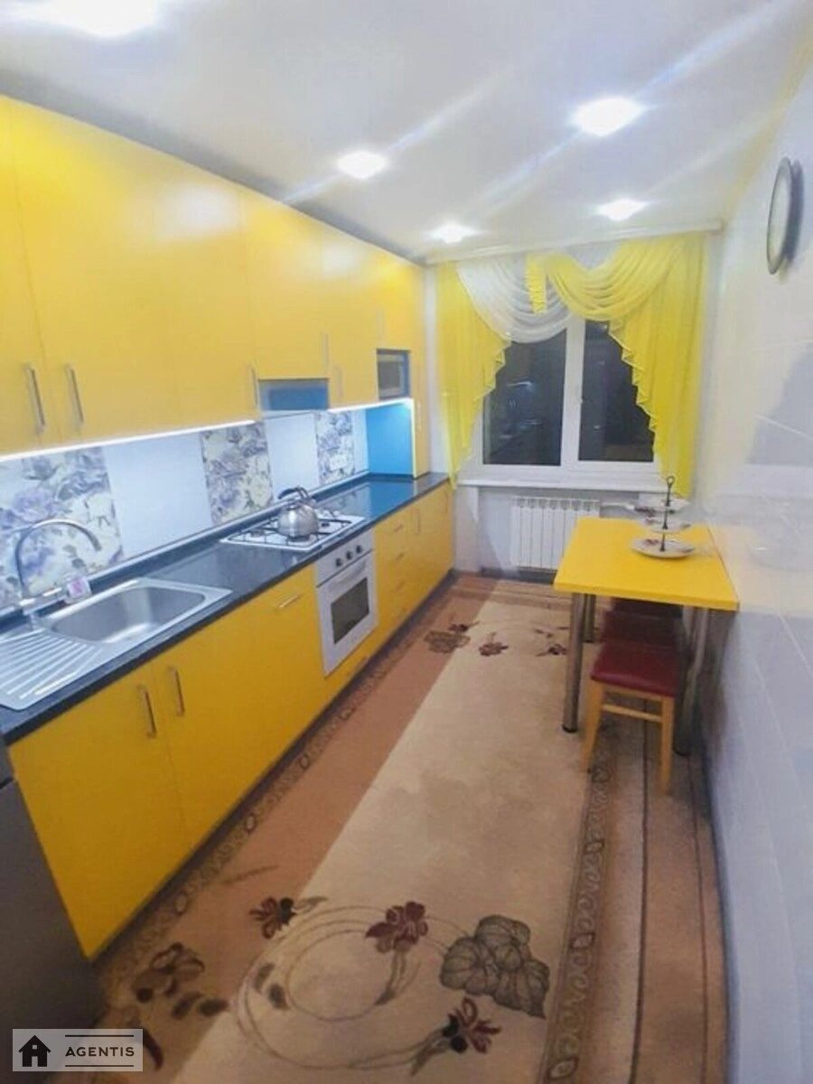 Здам квартиру 3 кімнати, 69 m², 4 пов./9 поверхів. 10, Доківська вул., Київ. 