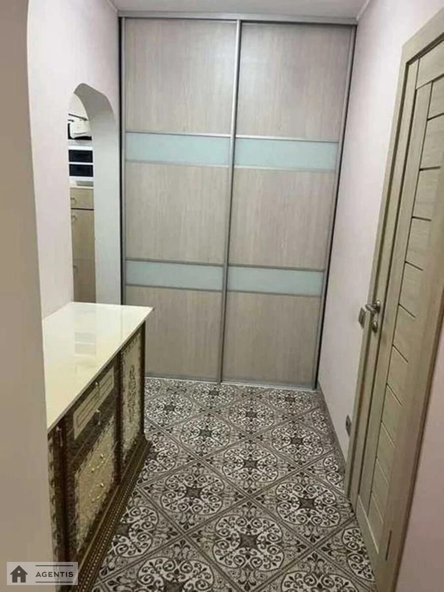 Здам квартиру 1 кімната, 38 m², 4 пов./5 поверхів. 28, Зодчих 28, Київ. 