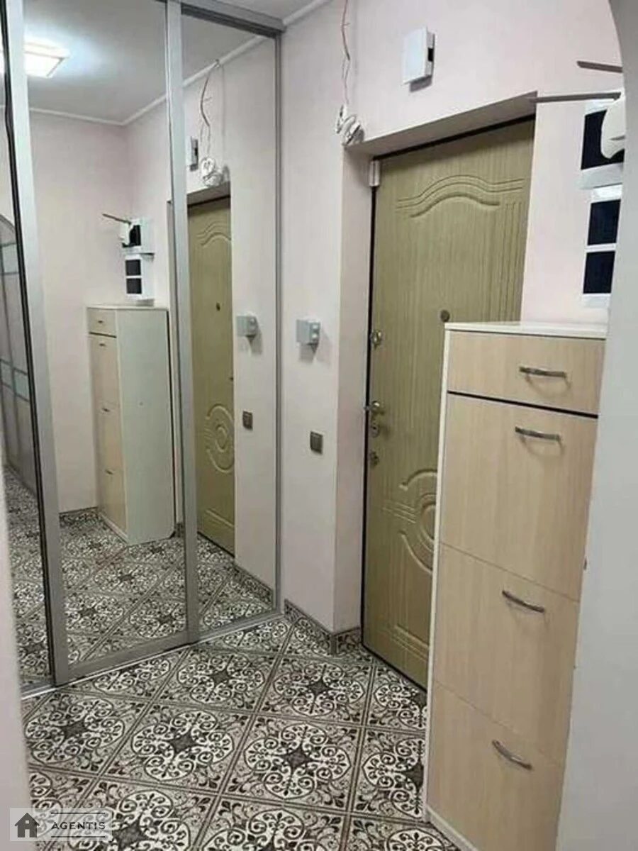 Здам квартиру 1 кімната, 38 m², 4 пов./5 поверхів. 28, Зодчих 28, Київ. 