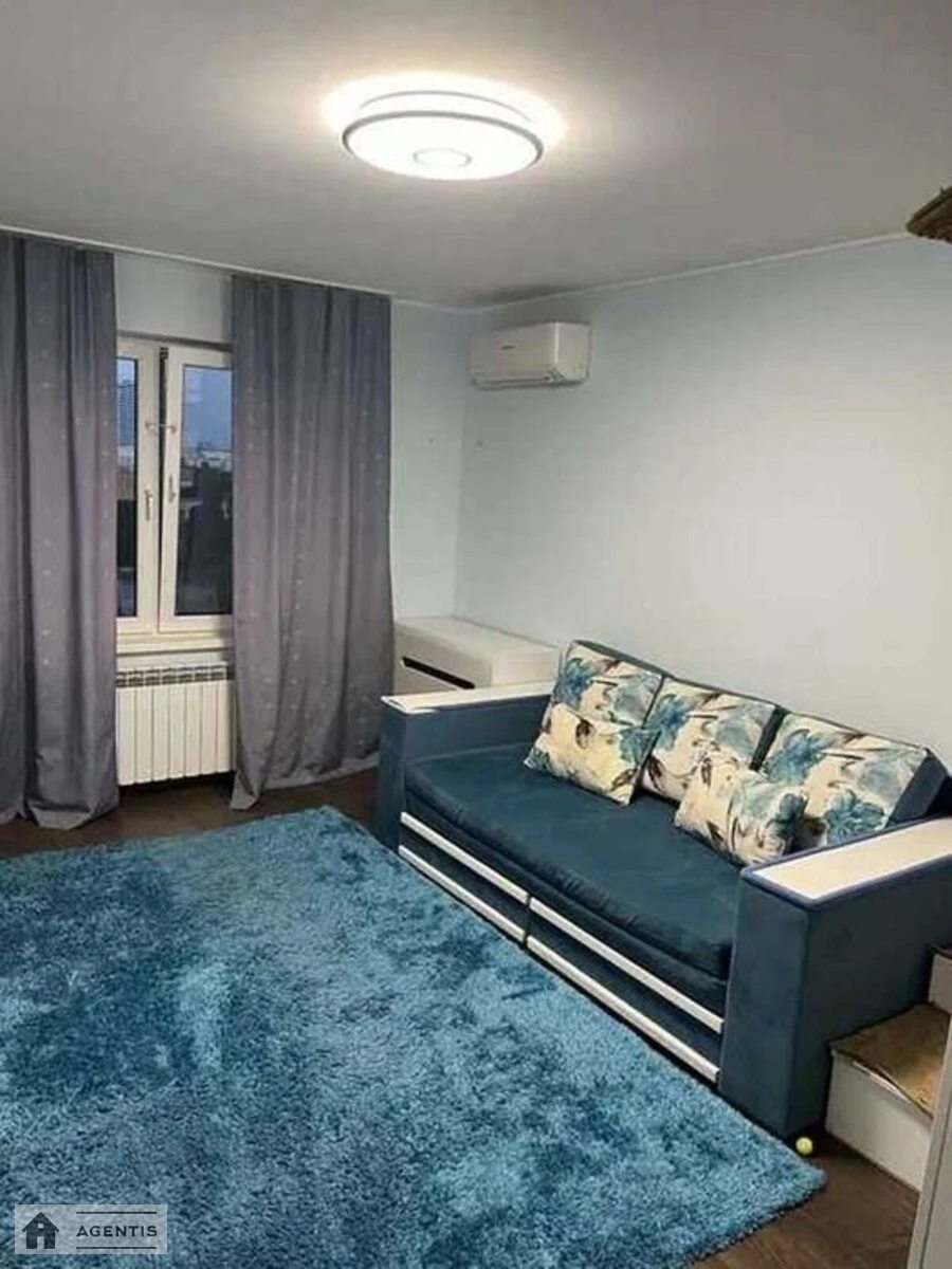 Сдам квартиру 1 комната, 38 m², 4 эт./5 этажей. 28, Зодчих 28, Киев. 