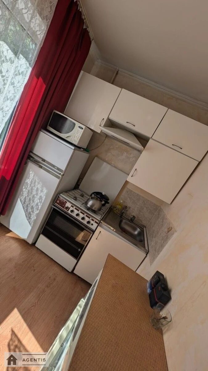 Сдам квартиру 1 комната, 40 m², 3 эт./5 этажей. Голосеевский район, Киев. 