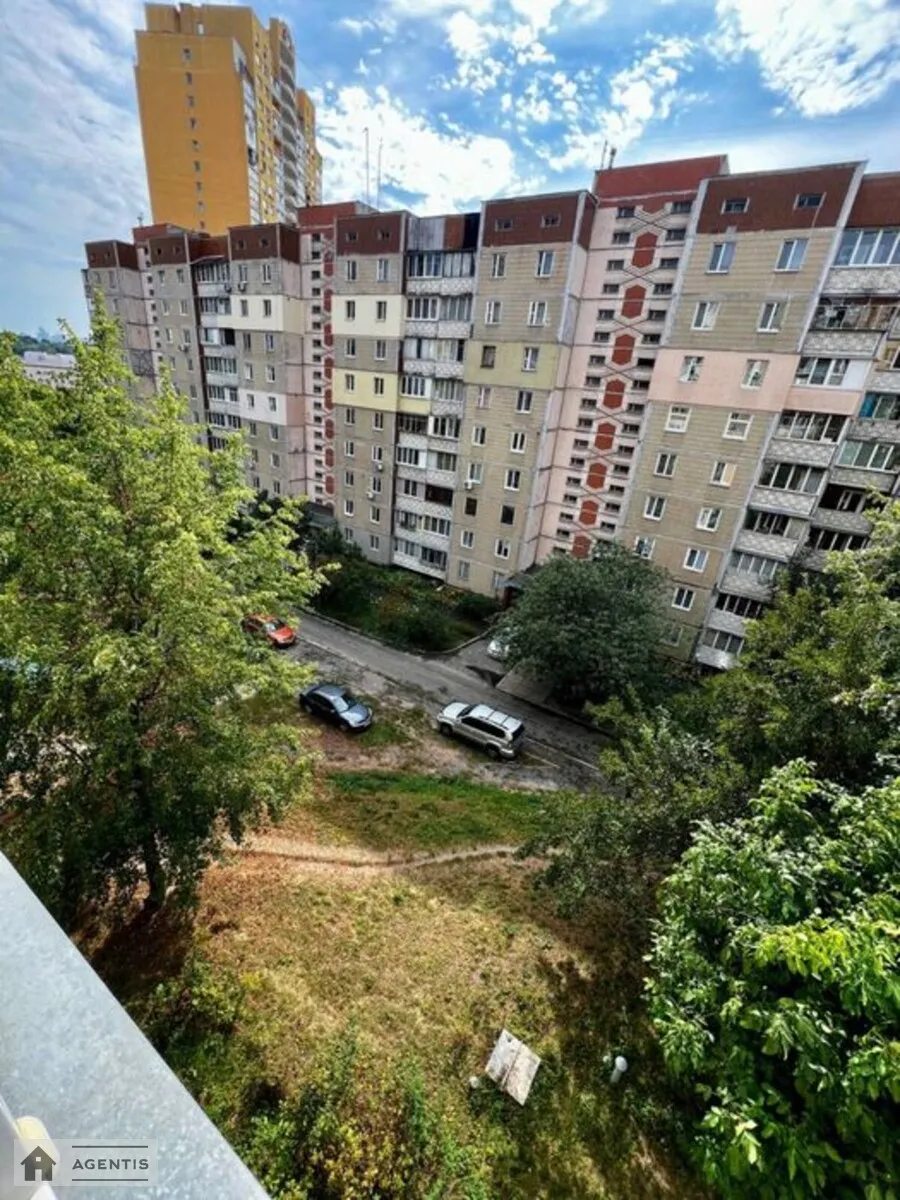 Сдам квартиру 2 комнаты, 52 m², 5 эт./9 этажей. Наталії Ужвій вул., Киев. 