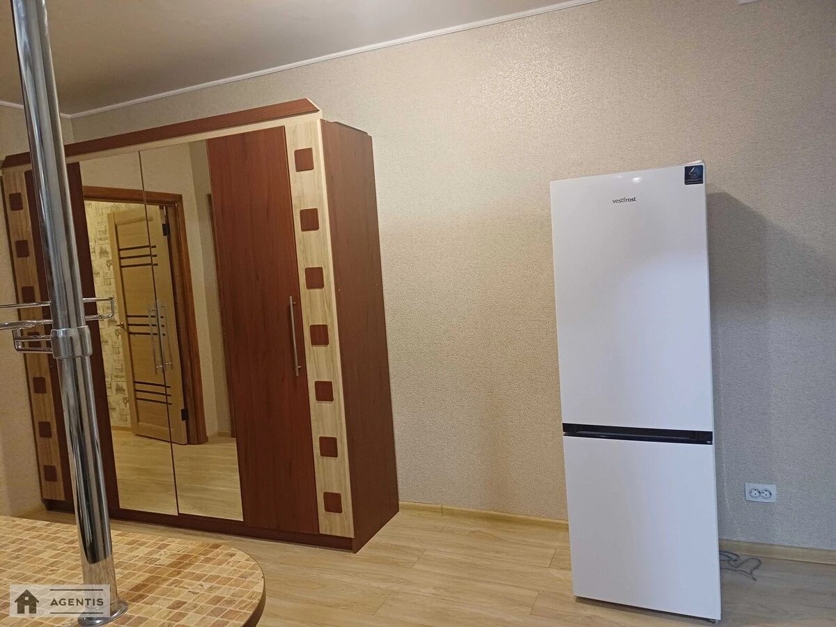 Здам квартиру 2 кімнати, 48 m², 4 пов./24 поверхи. Генерала Наумова вул., Київ. 