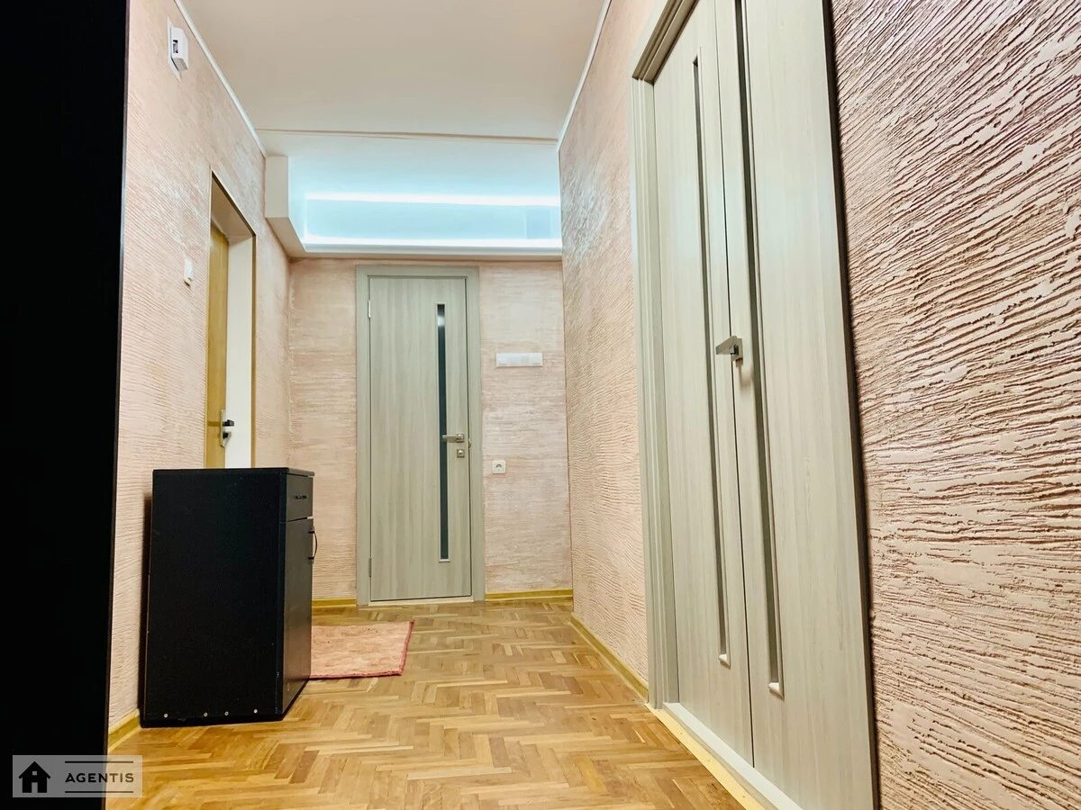 Сдам квартиру 2 комнаты, 55 m², 3 эт./9 этажей. 14, Полковника Потєхіна вул. (Виставкова), Киев. 