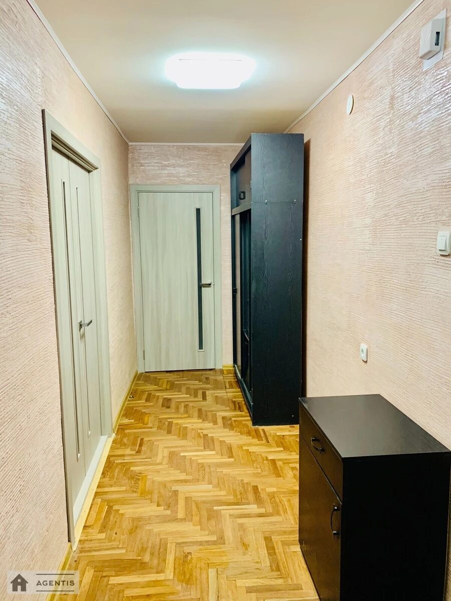 Сдам квартиру 2 комнаты, 55 m², 3 эт./9 этажей. 14, Полковника Потєхіна вул. (Виставкова), Киев. 