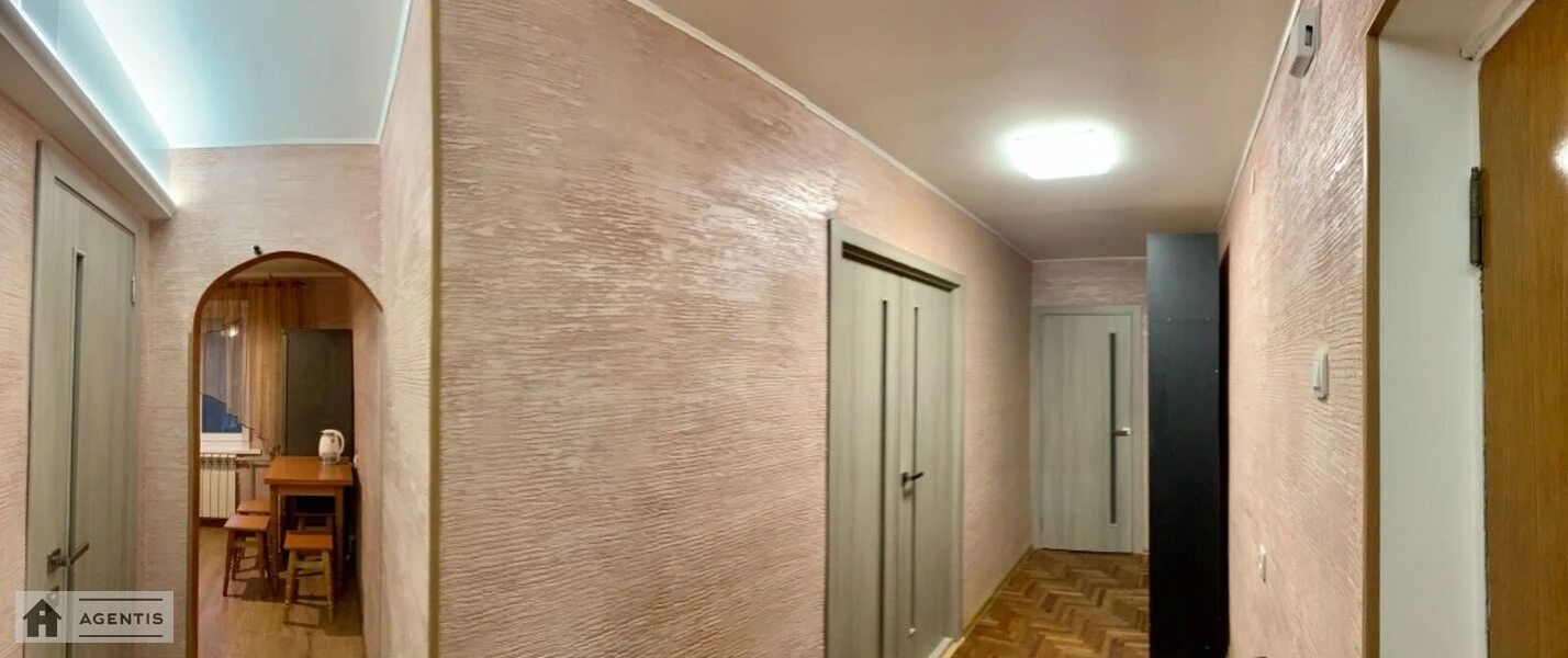 Сдам квартиру 2 комнаты, 55 m², 3 эт./9 этажей. 14, Полковника Потєхіна вул. (Виставкова), Киев. 